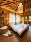 Sundown Farm Stay | Pinewood Villa with Pool - Balkoner