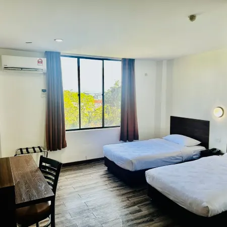 Langkawi Baron Hotel Отели рядом с достопримечательностью «Площадь Орла»
