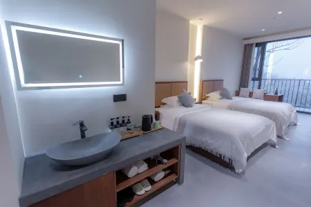 Sitting in Wangli Guanluan Homestay Отели рядом с достопримечательностью «Langmei Temple»