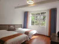 Kangding Qingshe Homestay Hotels in Zhonggu Village/Mugecuo