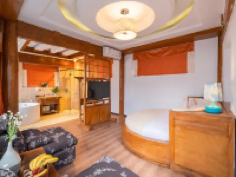 ชิเล่ย์ฮ็อตสปริง ฟลาวเวอร์ไซด์แบรนด์ โรงแรมดีไซเนอร์เมอร์เคียว โรงแรมในลี่เจียง