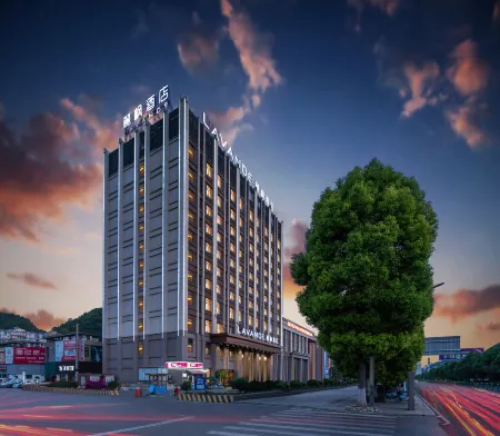 Lavande Hotel (Anshun West High-speed Railway Station) Отели рядом с достопримечательностью «Anshun Ancient City Historical and Cultural Block»