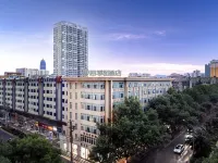 Four Seasons Arrangement Hotel (Qujing Garden Shop) Hotels near Jiajiawang Shopping Plaza Qilin Garden Branch