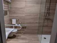 iH Hotels Milano Lorenteggio Hôtels à proximité de : Métro Inganni