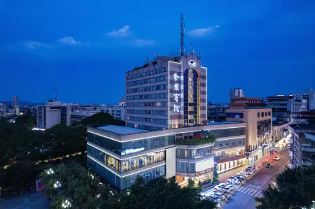 Jin E Hotel Отели рядом с достопримечательностью «Chuannan Normal College for Childhood Education»