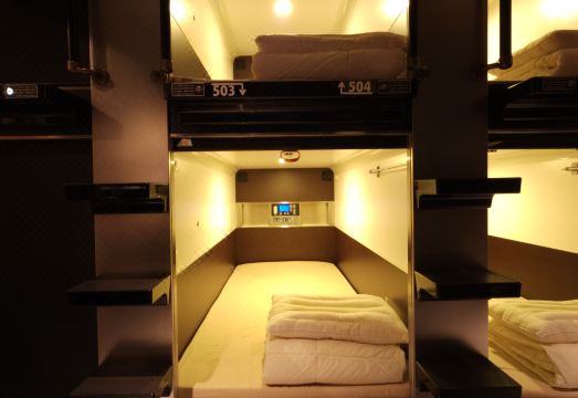 아크로 캡슐 호텔 내부