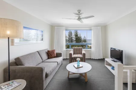 Oaks Gold Coast Calypso Plaza Suites Отели рядом с достопримечательностью «Пойнт Дангер»