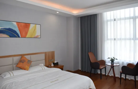 晚高峯主題酒店（冊亨縣納福大道店）