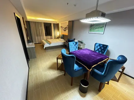 Xi'an Holiday Hotel (Xiangyin Zongxu Square) Отели рядом с достопримечательностью «Yangsha Lake Colorful Flower Field»