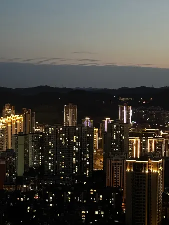 Jiangyue Hotel (Nanchong Zhonghong International Branch) Отели рядом с достопримечательностью «Chenshou Wanjuan Tower»