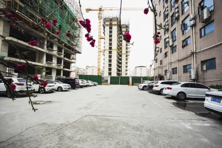 Ruyishangju Business Hotel (Yizhoucheng Food Festival Branch near the Bus Station) Отели рядом со станцией Linying Railway Station