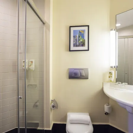 Ibis Singapore on Bencoolen - Newly Renovated Отели рядом с достопримечательностью «Улица Ватерлоо»