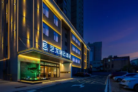 Yilong Ruiyun Hotel (Xinyang Railway Station Tianrun Square Branch) Отели рядом с достопримечательностью «Xinyang Normal University»