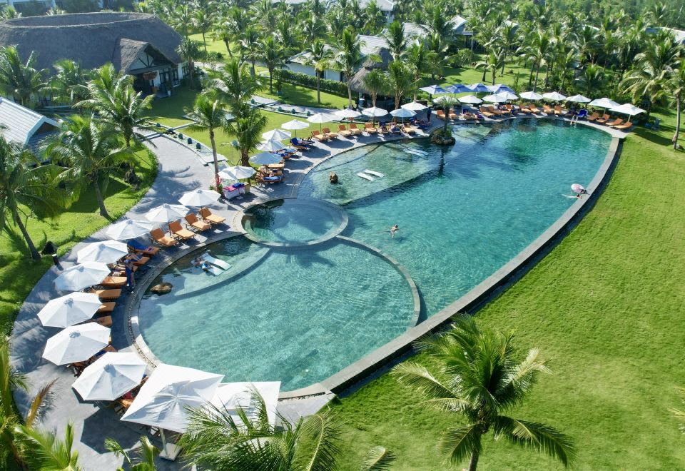 블리스 호이안 비치 리조트의 야외 풀장