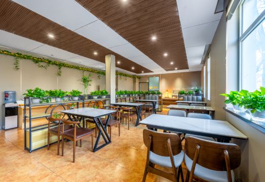 Huanpeng Holiday Hotel