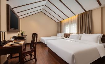 Hidden Momo · Half Foot Garden Hotel