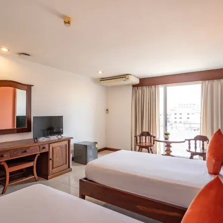 JP Villa Pattaya Отели рядом с достопримечательностью «Пляж Хатнаклуа»