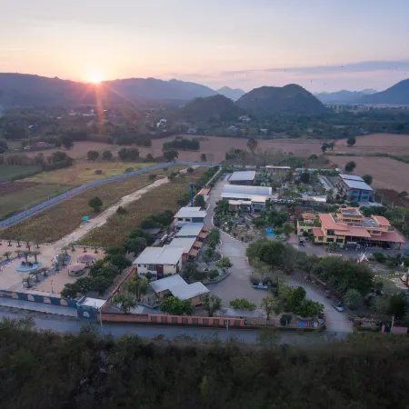 Grandsiri​ Resort​ Khaoyai Отели рядом с достопримечательностью «Wat Tha Chang»