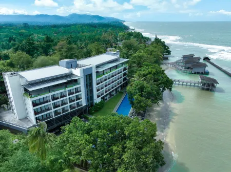 Aston Anyer Beach Hotel Отели в г. Cinangka