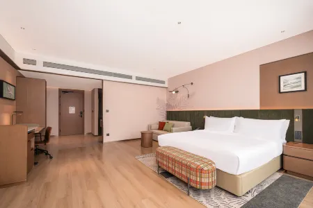 Hilton Garden Inn Xinyang East Railway Station Отели рядом со станцией Xinyang East Railway Station