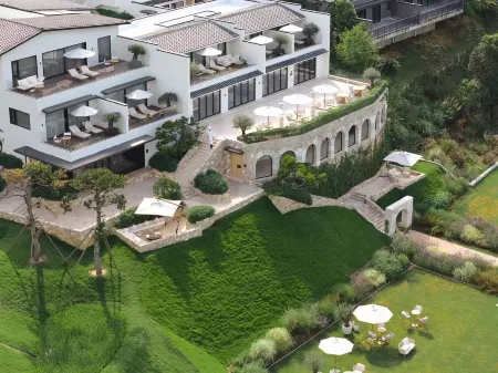 THE SIXTH SEASON VACATION MANOR