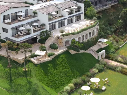 THE SIXTH SEASON VACATION MANOR