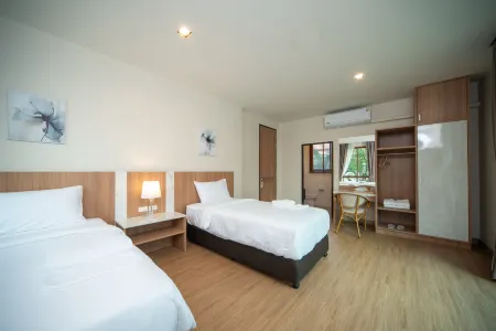 NaturalBeach Отели рядом с достопримечательностью «Wat Yang Yai»