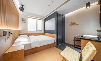 Captain No.5 Youth Hotel (Donghua University Yan'an West Road Subway Station)