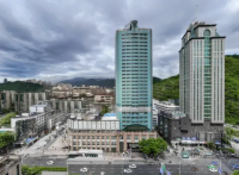 Howard Johnson Tianyi Hotel Guizhou (Guiyang North Railway Station Qianlingshan Park)