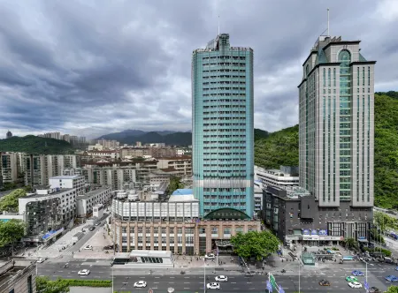 Howard Johnson Tianyi Hotel Guizhou (Guiyang North Railway Station Qianlingshan Park) Отели рядом с достопримечательностью «Jiaxiu Square Public Lavatory»
