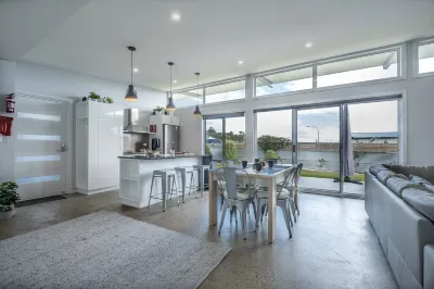 Amaroo 1 Hotels near BIG4 Iluka on Freycinet Holiday Park