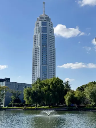 Ramada Plaza by Wyndham Pudong Отели рядом с достопримечательностью «Shanghai Di'er Gongye University»