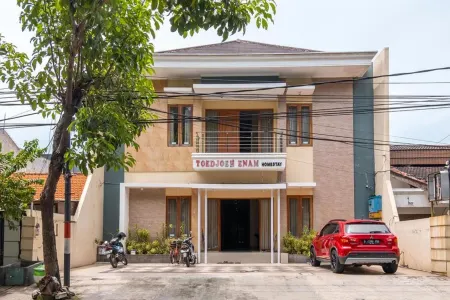 TwoSpaces Living at Toedjoeh Enam Homestay Syariah Отели рядом с достопримечательностью «Petra Christian University»