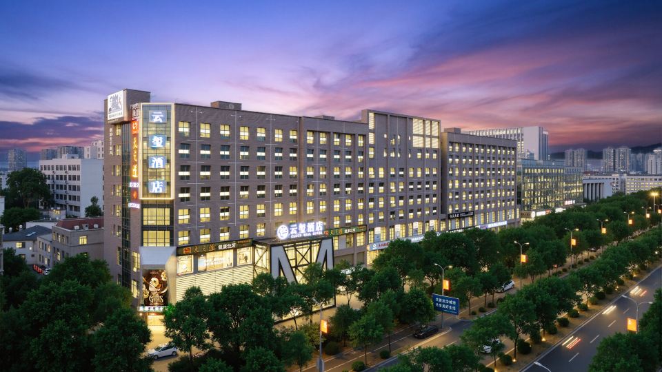 Yunxuan Hotel(Jianxin Square Xiangtan Medical College Store)