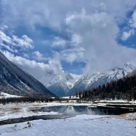 Banshan Moyu Hotel (Shuangqiao Valley Scenic Area)