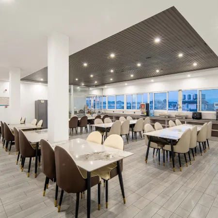 Pu'er Royal Court Grand Hotel (Pu'er High-Speed Railway Station)