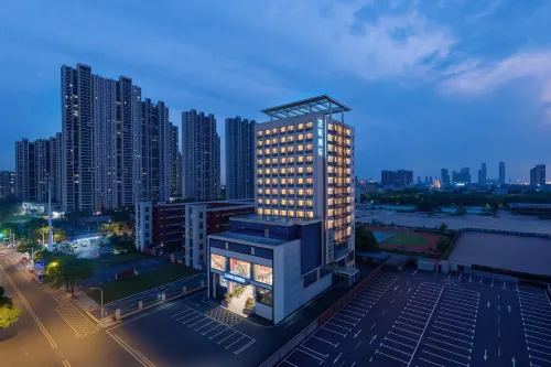 Elong Hotel (Wuhan Wuhuan Avenue Subway Station)