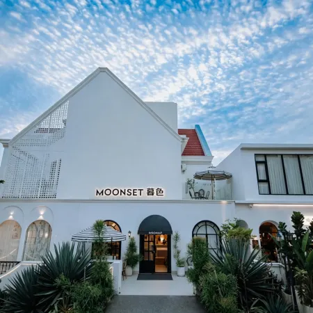 MOONSET Twilight Hotel (Beihai Yintan International Passenger Port)