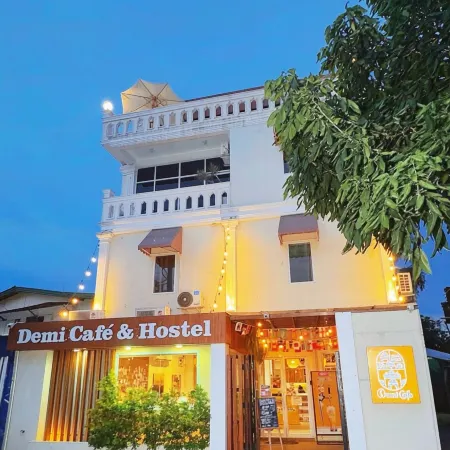 Demi Cafe & Hostel