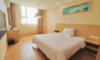 There is a bedroom with a white bed and a large window in the middle, and there is another room beside it at Green Nest Hotel (Guangzhou Yongtai Metro Station)