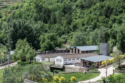 Baili Xiangju Hostel Hotels near Petrified Wood National Geopark