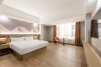 Borrman Hotel (Zhanjiang Yingzhan Plaza Chikan Republic Style Street) Hotels near Mazhang Public Station