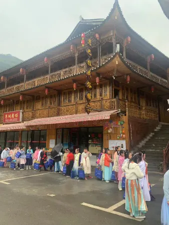 Longshan Jabala Folklore Building Отели рядом с достопримечательностью «Rebala Scenic Area»