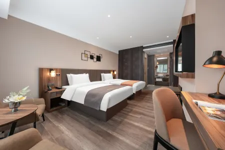 Homeinn Plus Hotel (Jinan East Station)