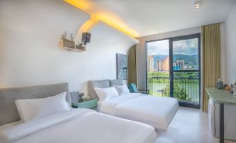 Meet the River View Resort Hotel (Xishuangbanna Jinghong Lancang River Binjiang Avenue)