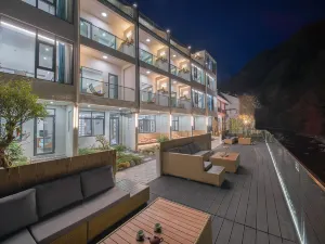 Yue Man · Riverside Homestay (Xiangxi Street Store, Muyu Town, Shennongjia)