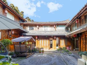 Qingmu Boutique Inn (Lijiang Ancient City Mufu Shop)