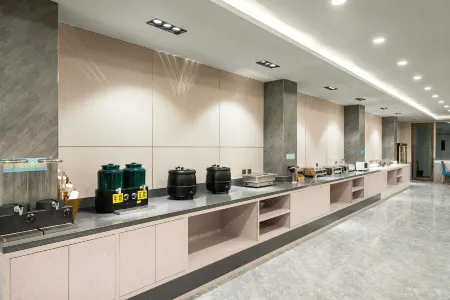 Aifeel Hotel (Dunhuang Shazhou Night Market) Отели рядом с достопримечательностью «Dunhuang Stadium»