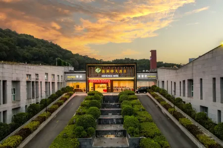 New Runhua Hotel (Shenzhen Guangming Station Hongqiao Park Subway Station) Отели рядом со станцией Guangmingcheng Railway Station