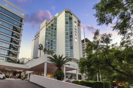 Amora Hotel Brisbane Отели рядом с достопримечательностью «Cathedral Square»